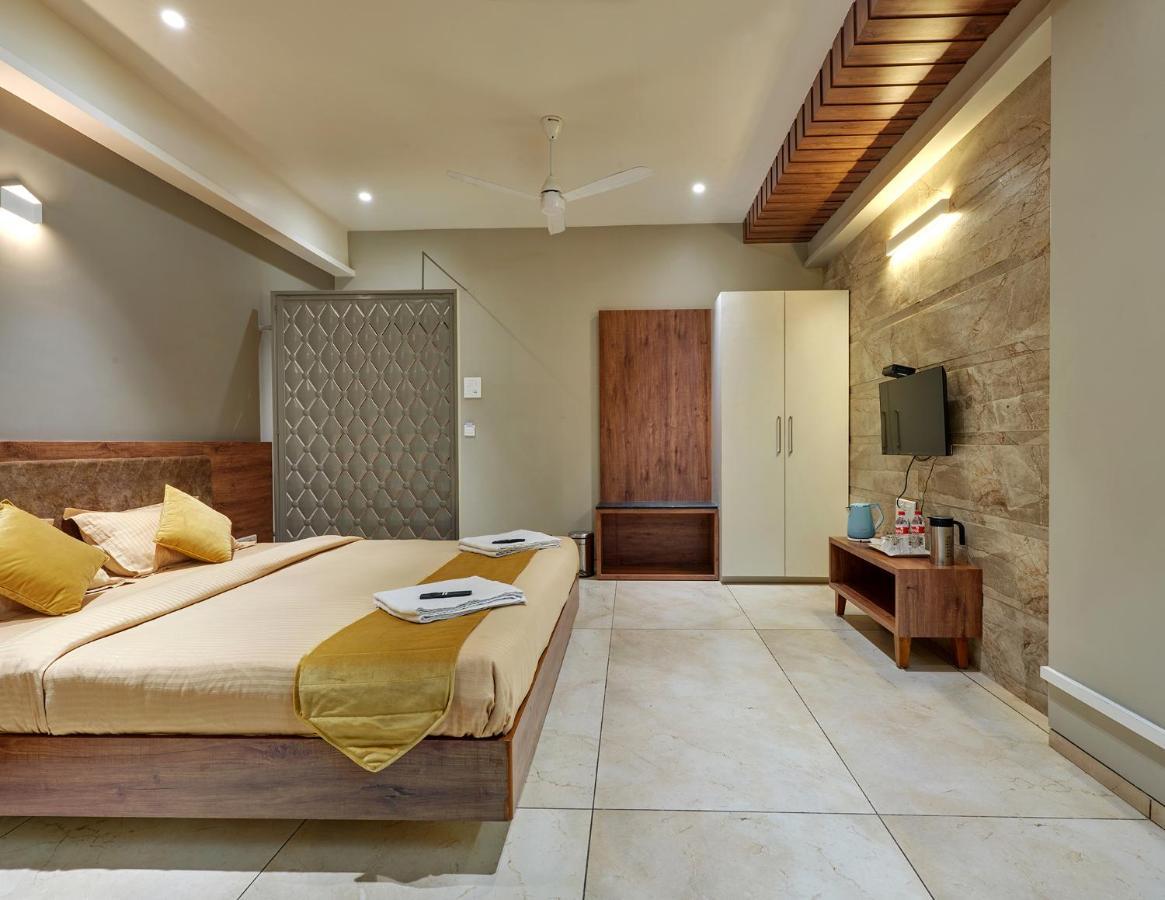 Hotel Swamini Kolhápur Kültér fotó